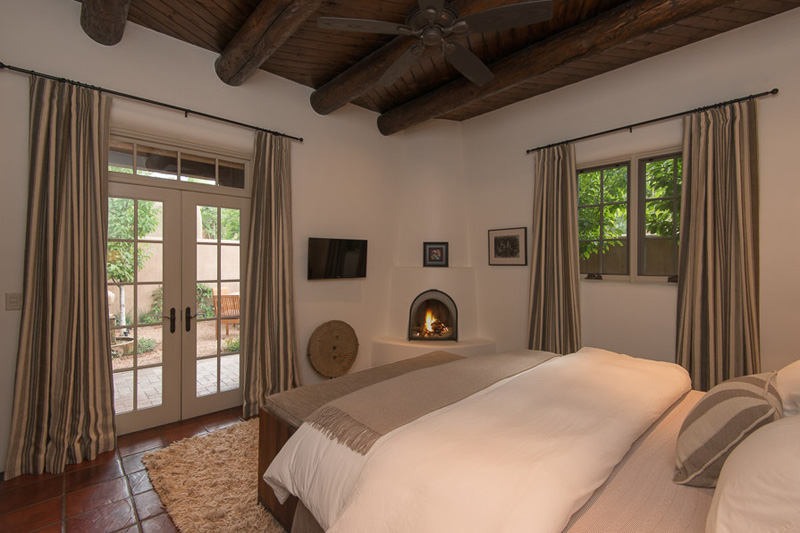 Adobe Oasis, Master Bathroom (Photo: Peter Ogilvie)